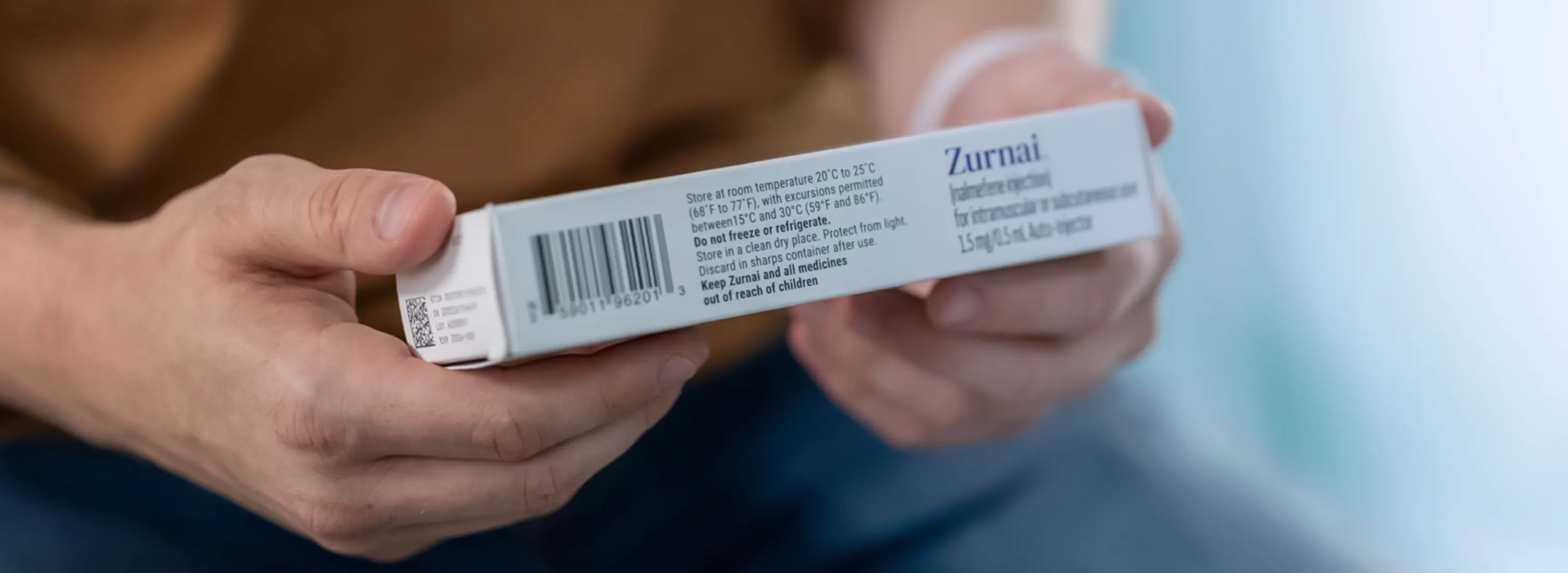 A man's hands holding the carton containing ZURNAI